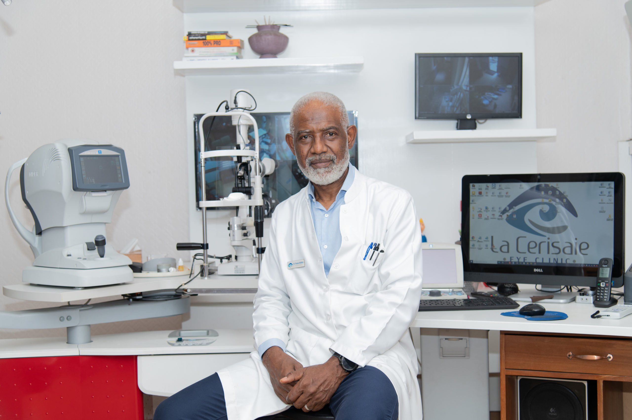 Dr Théodat Manga : Ophtalmologiste
